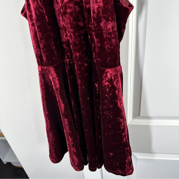LuLu’s Burgundy Velvet Backless Skater dress style 66233 size Medium GUC - Picture 6 of 13